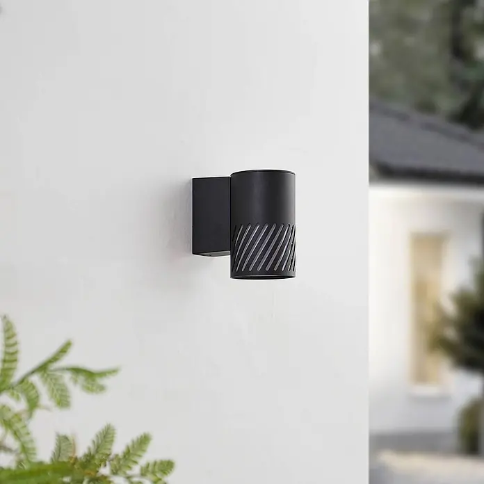 Lindby Außenwandleuchte Lurinda - 16,5 x 10,5 x 16,8 cm, schwarz, schwarz, IP44 - Schwarze zylindrische Außenwandleuchte mit diagonalen Lamellen.