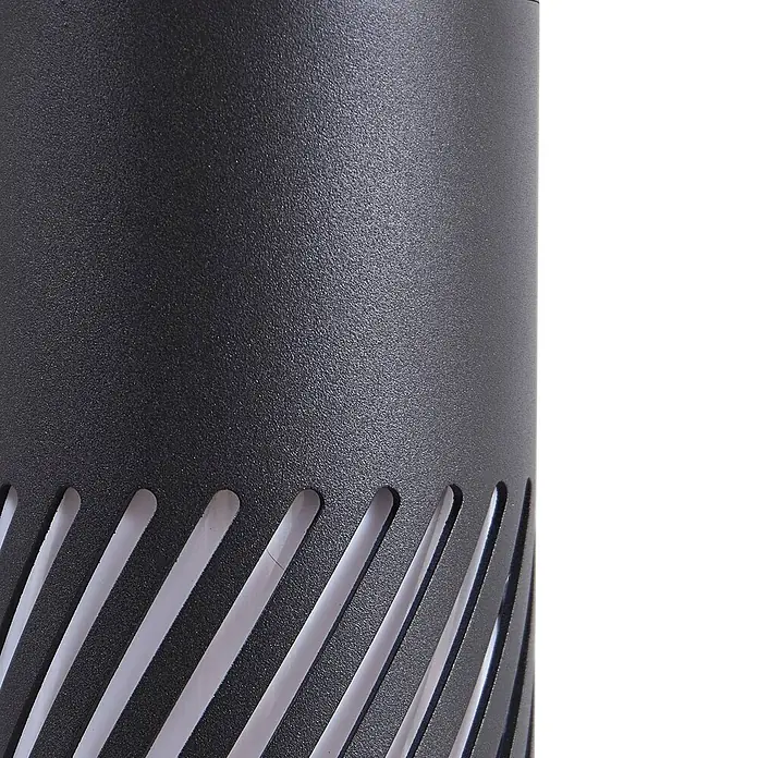 Lindby Außenwandleuchte Lurinda - 16,5 x 10,5 x 16,8 cm, schwarz, schwarz, IP44 - Strukturiertes, dunkelgraues zylindrisches Gehäuse mit schrägen Aussparungen, die eine hellere Innenseite zeigen.