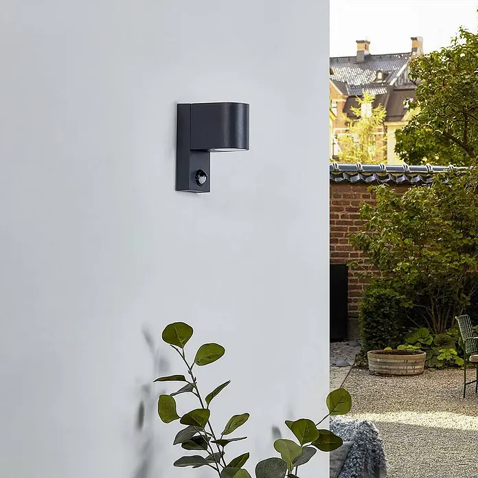 Lindby Außenwandleuchte Gelso - schwarz, schwarz, IP44 - Schwarze Außenwandleuchte mit integriertem Bewegungssensor.