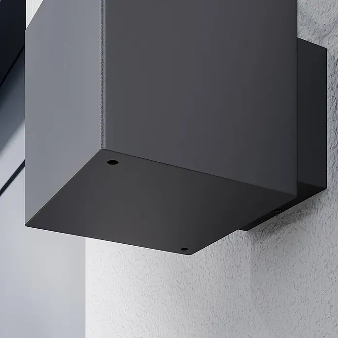 Lucande Außenwandleuchte Keke - schwarz, schwarz, IP44 - Anthrazitfarbene Kubus-Wandleuchte mit zwei nach unten gerichteten Lichtauslässen, an Wand montiert.
