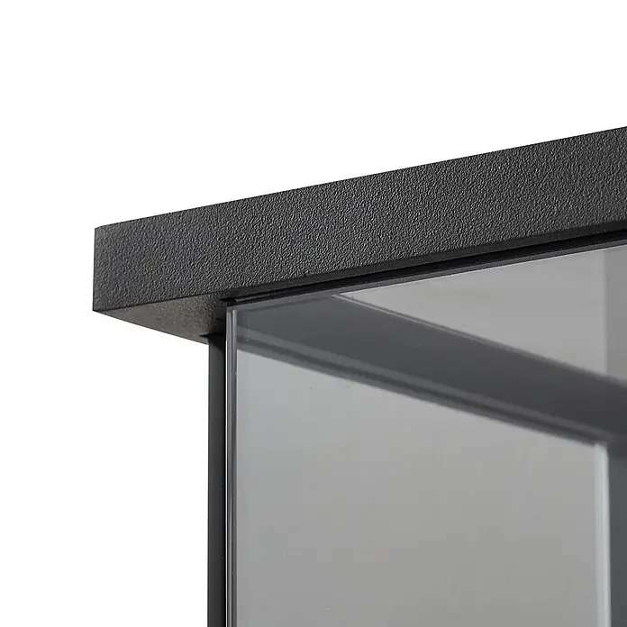 Lucande Außenwandleuchte Annalea - schwarz, IP54 - Dunkle, strukturierte obere Platte trifft auf eine klare Glasscheibe mit dünnem Rahmen.