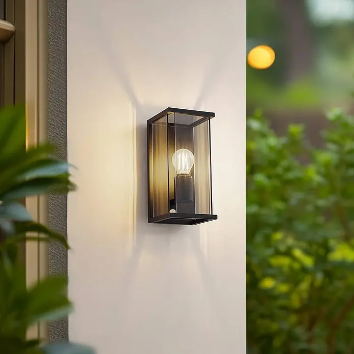 Lucande Außenwandleuchte Annalea - schwarz, IP54 - Schwarze Außenwandleuchte mit Klarglas und Glühbirne, an der Wand montiert.