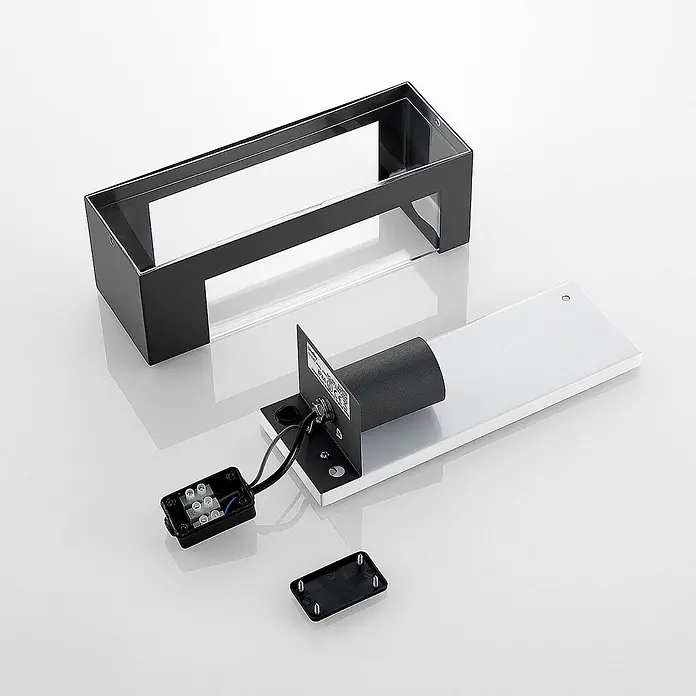 Lindby Außenwandleuchte Tilian - 8,5 x 9 x 25 cm, schwarz, schwarz, IP44 - Zerlegte rechteckige Wandleuchte: schwarzes Gehäuse, weißer Lichtdiffusor und freiliegender Elektroanschluss zur einfachen Installation.
