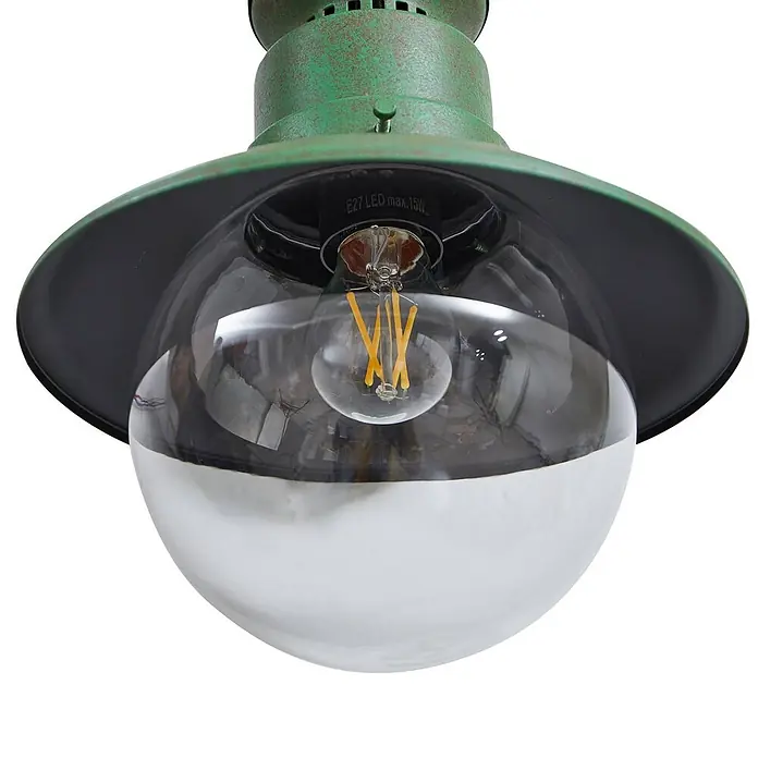 Lindby Außenwandleuchte Celinor - grün, grün, IP44 - Verwitterte grüne Außenleuchte mit Klarglas und weißem Glaskugel, zeigt eine E27 LED-Glühbirne.