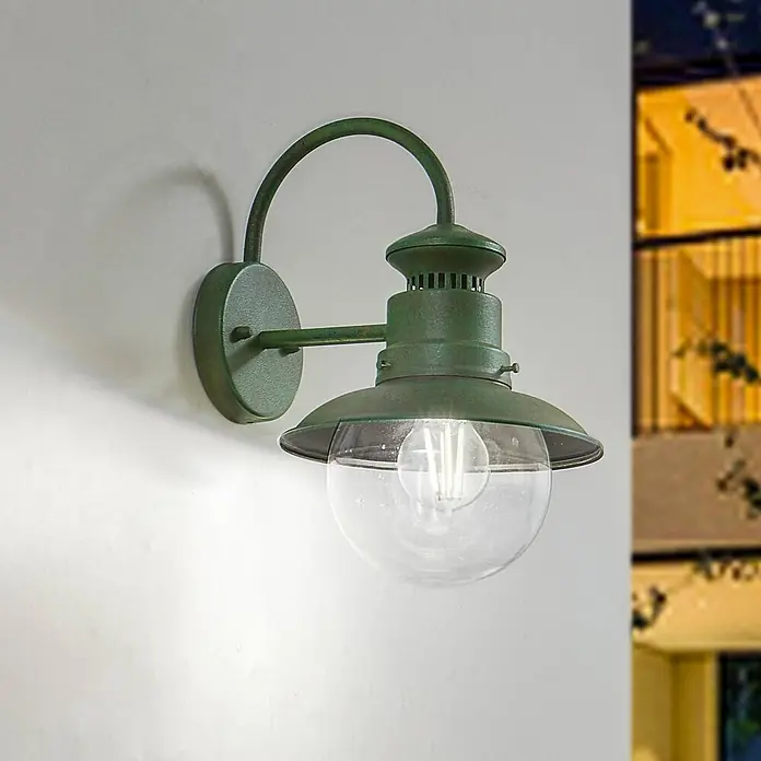 Lindby Außenwandleuchte Celinor - grün, grün, IP44 - Grüne Außenwandleuchte mit klarer Glaskugel und sichtbarer LED-Glühfadenlampe.