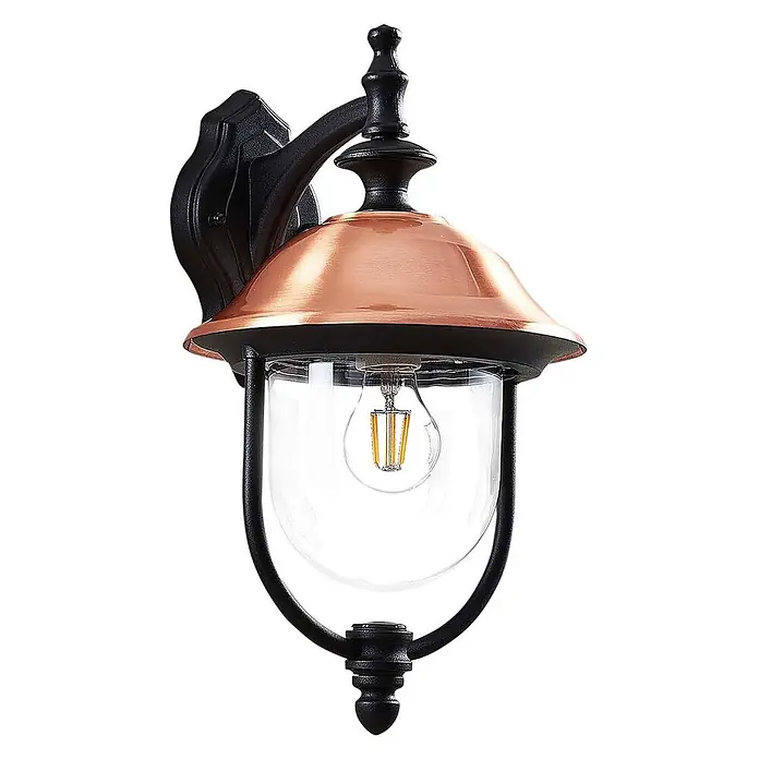 Lindby Außenwandleuchte Clint - kupfer, IP44 - Eine Wandleuchte im Vintage-Stil für den Außenbereich mit kupferfarbenem Schirm, schwarzem Rahmen und einer klaren Glaskugel, die eine LED-Birne umschließt.