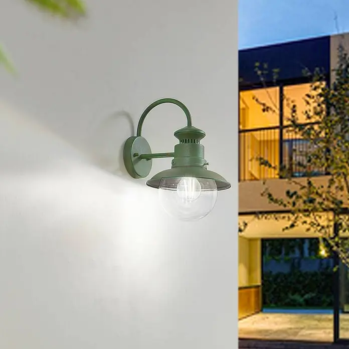 Lindby Außenwandleuchte Celinor - grün, grün, IP44 - Grüne Metall-Außenwandleuchte mit Schwanenhalsarm und klarer Glaskugel, an einer Wand montiert.