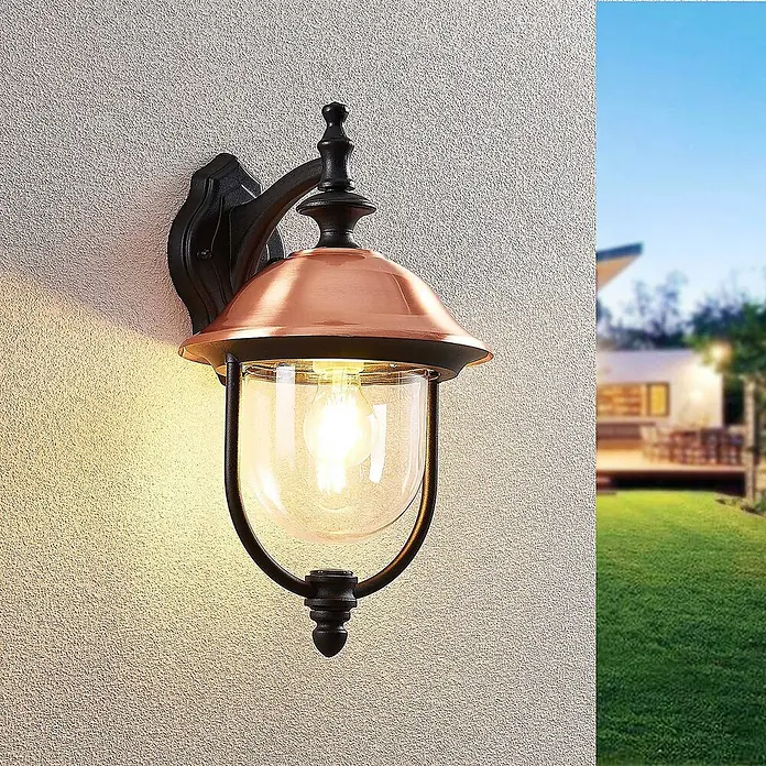 Lindby Außenwandleuchte Clint - kupfer, IP44 - Klassische Außenwandleuchte mit kupferfarbenem Schirm, schwarzer Halterung und klarem Glas, das warmes Licht abgibt.