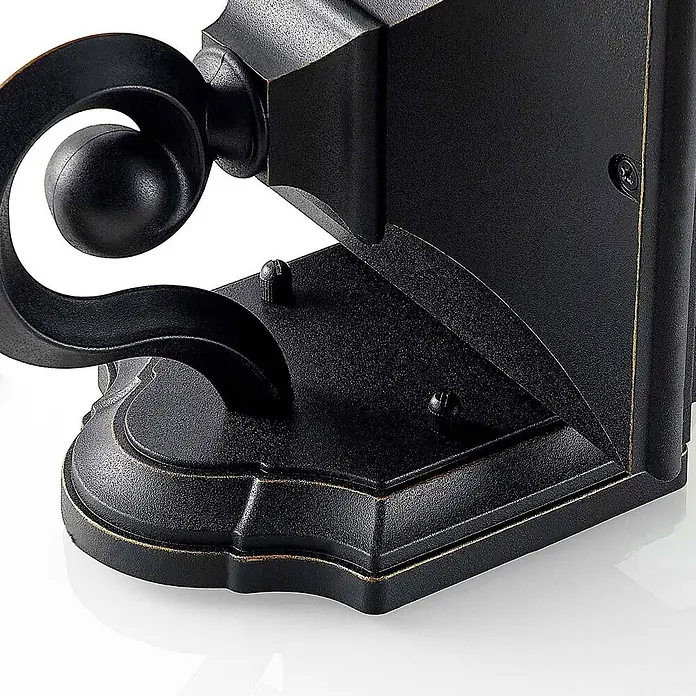 Lindby Außenwandleuchte Cerys - 19,5 x 16,5 x 37,2 cm, schwarz, IP44 - Schwarze, strukturierte Metall-Dekorhalterung mit goldenen Akzenten und Montageschrauben.