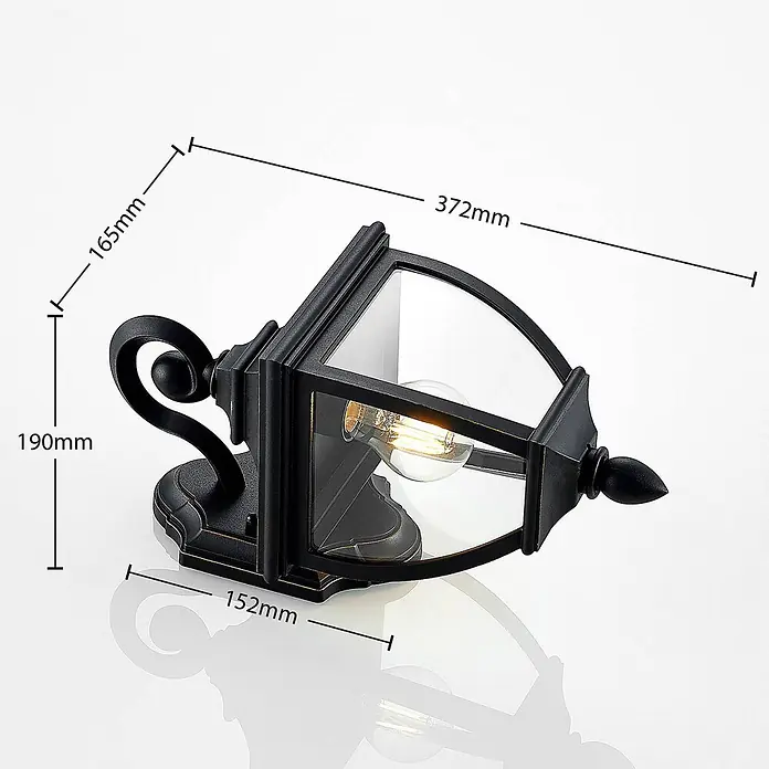 Lindby Außenwandleuchte Cerys - 19,5 x 16,5 x 37,2 cm, schwarz, IP44 - Schwarze Wandlaterne aus Metall mit klaren Glasscheiben und leuchtender Glühbirne, verziert mit Schnörkeln.