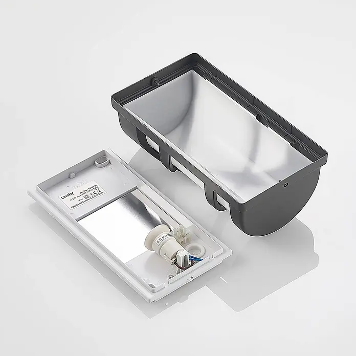 Lindby Außenwandleuchte Femani - schwarz, IP44 - Zerlegte graue Außenwandleuchte mit weißem, reflektierendem Innenraum und geöffneter weißer Abdeckung, die eine E27-Fassung und Verkabelung zeigt.