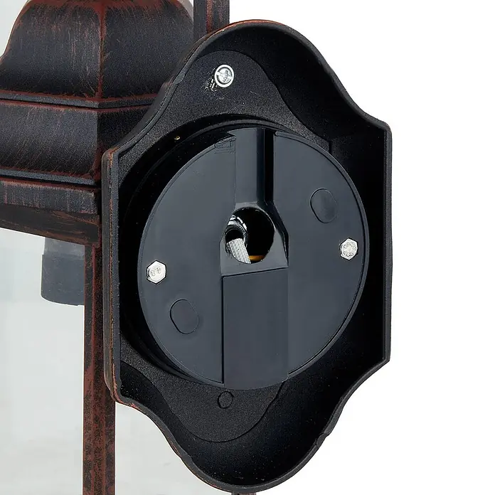 Lindby Außenwandleuchte Daaje - braun / rost, IP23 - Nahaufnahme der Montageplatte einer rustikalen bronzefarbenen Außenwandlaterne mit schwarzer Elektroeinheit und Kabel.