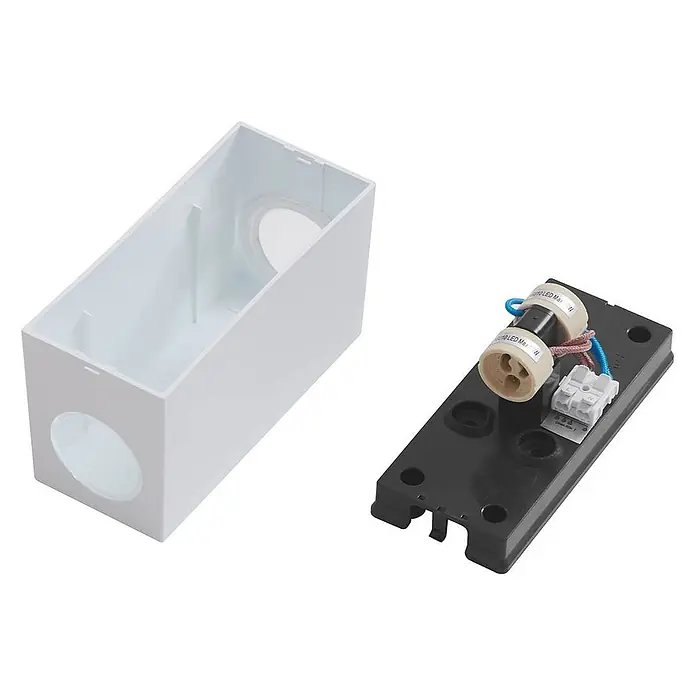 Prios Außenwandleuchte Irfan - 8,9 x 6,8 x 15,5 cm, weiß / opal, IP44 - Weißes, rechteckiges Leuchtengehäuse und seine interne Elektrik mit zwei Lampenfassungen auf schwarzer Basis.