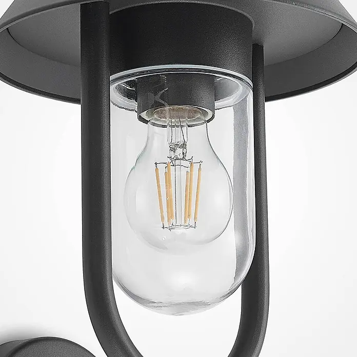 Lucande Außenwandleuchte Olinum - schwarz, schwarz, IP44 - Nahaufnahme einer schwarzen Outdoor-Wandleuchte mit Klarglas und sichtbarer LED-Glühbirne.