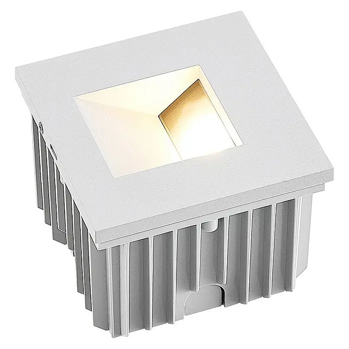 Arcchio Außenwandleuchte Zamo - 11,5 x 11,5 x 11,5 cm, weiß / opal, IP65 - Quadratische weiße LED-Bodeneinbauleuchte mit Kühlrippen, die warmes Licht aus einer schrägen Öffnung abstrahlt.