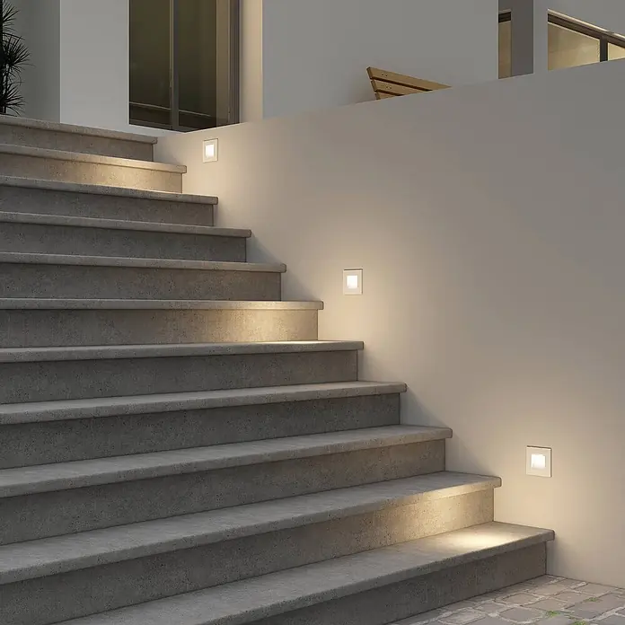 Arcchio Außenwandleuchte Zamo - 11,5 x 11,5 x 11,5 cm, weiß / opal, IP65 - Quadratische Einbaustrahler beleuchten eine Betontreppe.