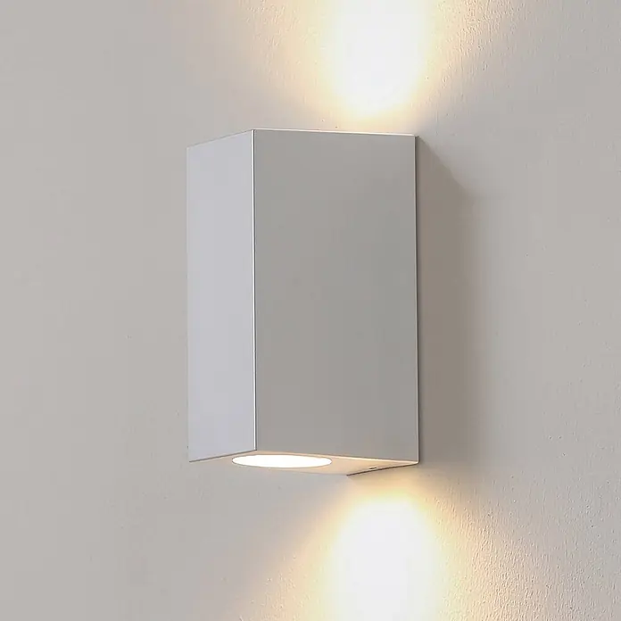 Prios Außenwandleuchte Irfan - 8,9 x 6,8 x 15,5 cm, weiß / opal, IP44 - Weiße, rechteckige Wandleuchte, strahlt warmes Licht nach oben und unten.