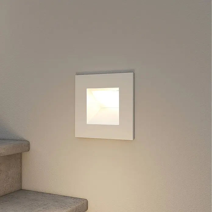 Arcchio Außenwandleuchte Zamo - 11,5 x 11,5 x 11,5 cm, weiß / opal, IP65 - Weiße quadratische Einbau-Wandleuchte beleuchtet eine Treppe.