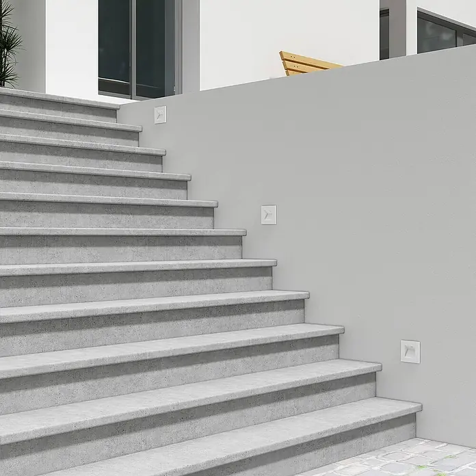 Arcchio Außenwandleuchte Zamo - 11,5 x 11,5 x 11,5 cm, weiß / opal, IP65 - Weißes, quadratisches Einbau-Treppenlicht mit dreieckigem Diffusor beleuchtet Betontreppen.