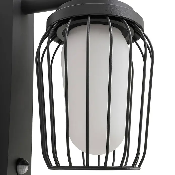 Lucande Außenwandleuchte Chandan - 23,4 x 16,5 x 30,1 cm, schwarz, schwarz, IP44 - Schwarze Metallkäfig-Außenwandleuchte mit weißem zylindrischem Diffusor und integriertem Bewegungssensor.