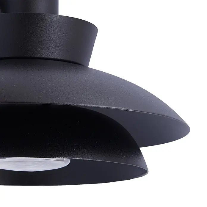 Lucande Außenwandleuchte Thais - schwarz, IP44 - Schwarze, matte, geschichtete Metalllampe mit sichtbarer Lichtquelle.