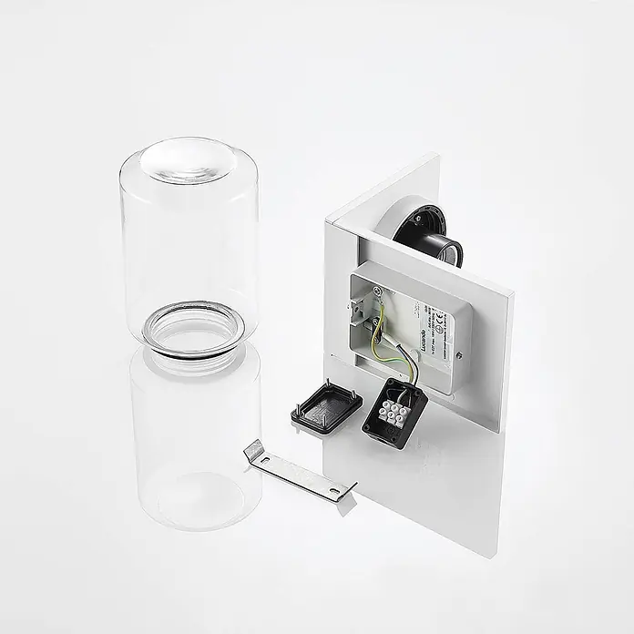 Lucande Außenwandleuchte Semka - weiß / opal, klar / transparent, IP54 - Zerlegte Außenwandleuchte mit klarem Glaszylinder, weißer Leuchte mit offener Verkabelung und Montagebügel.
