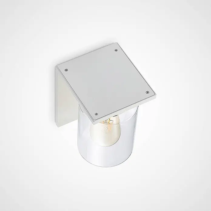 Lucande Außenwandleuchte Semka - weiß / opal, klar / transparent, IP54 - Graue Außenwandleuchte mit quadratischem Metalloberteil, klarem Glaszylinder und sichtbarer Glühbirne.