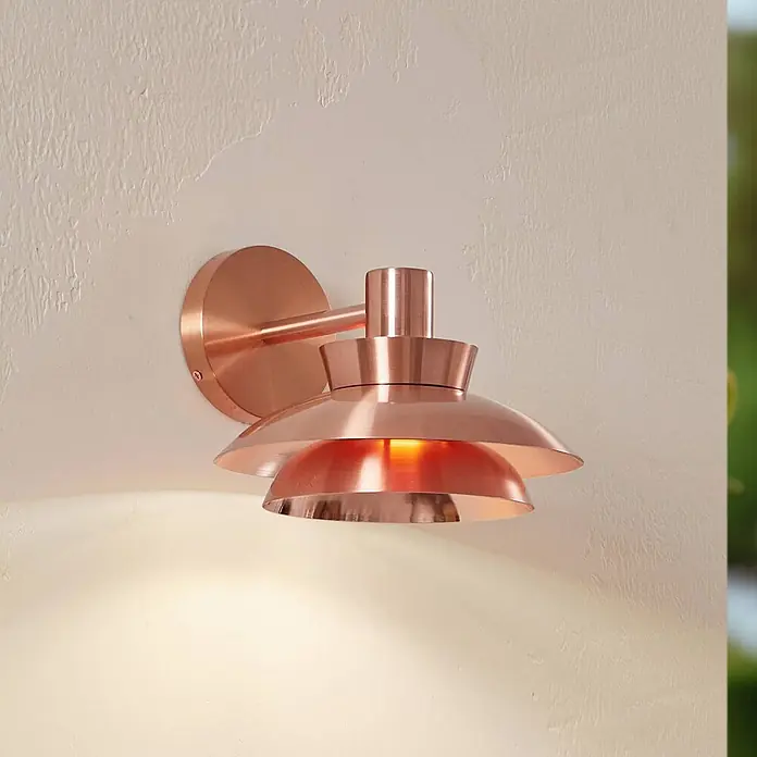 Lucande Außenwandleuchte Thais - kupfer, IP44 - Kupferne Wandleuchte mit geschichtetem Schirmdesign, die warmes Licht abstrahlt.
