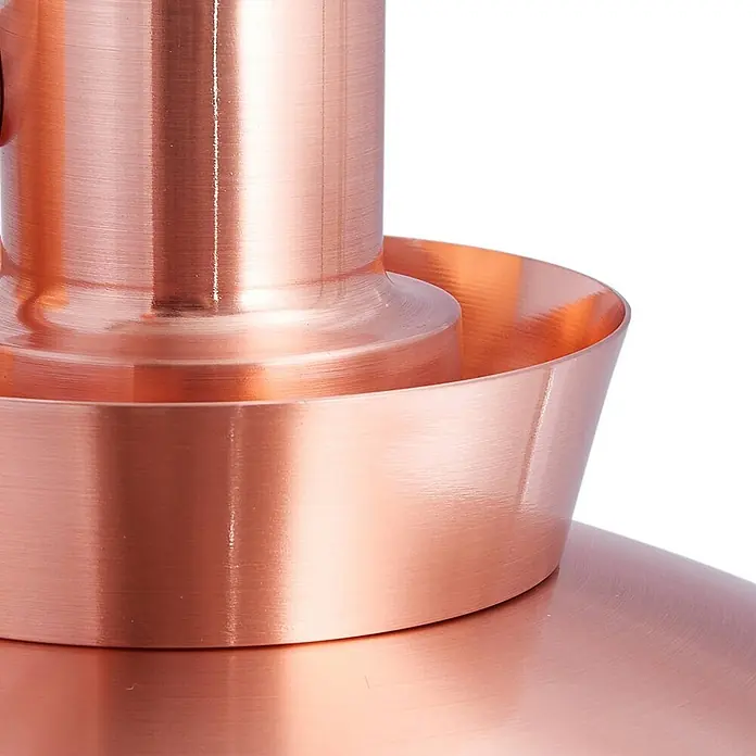 Lucande Außenwandleuchte Thais - kupfer, IP44 - Gebürstetes Kupfer-Leuchtenteil mit Mittelsäule und breiter, konischer Basis.