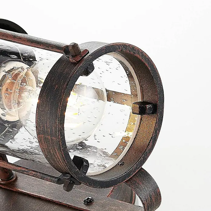 Lindby Außenwandleuchte Farly - 17,3 x 9,2 x 26 cm, braun / rost, IP23 - Industrielampe mit Rostbraun-Finish, Schirm aus blasigem Glas und sichtbarer Edison-Birne.