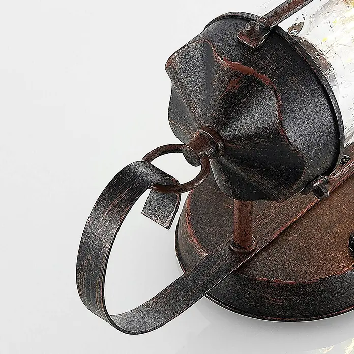 Lindby Außenwandleuchte Farly - 17,3 x 9,2 x 26 cm, braun / rost, IP23 - Rustikale Wandleuchte mit patiniertem Bronze-Finish und klarem, strukturiertem Glasschirm, mit dekorativem Metallbügel.