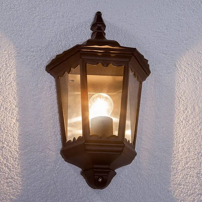 Lindby Wandleuchte aussen in schwarz, transparent, Aussenlampe Wand -  - Dunkelbraune traditionelle Außenwandleuchte mit leuchtender Glühbirne.