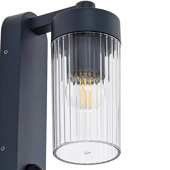 Lindby Außenwandleuchte Kaliro - 13,8 x 8 x 23,4 cm, schwarz, klar / transparent, IP54 - Dunkelgraue Wand-Außenleuchte mit klarem, geriffeltem Zylinderschirm und LED-Glühfadenlampe.
