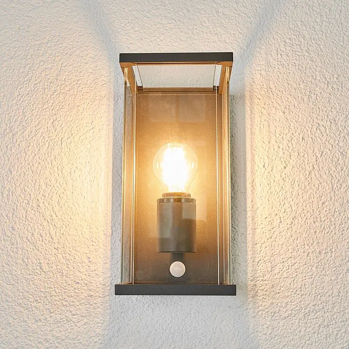 Lucande Außenwandleuchte Annalea - schwarz, klar / transparent, IP54 - Schwarze, rechteckige Außenwandleuchte mit klaren Glasscheiben, sichtbarer Glühbirne und integriertem Bewegungssensor.