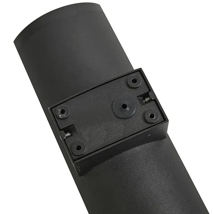 Lucande Außenwandleuchte Zanta - schwarz, alu / grau / zink, IP65 - Schwarzes zylindrisches Rohr mit schwarzer rechteckiger Halterung und mehreren Befestigungspunkten.