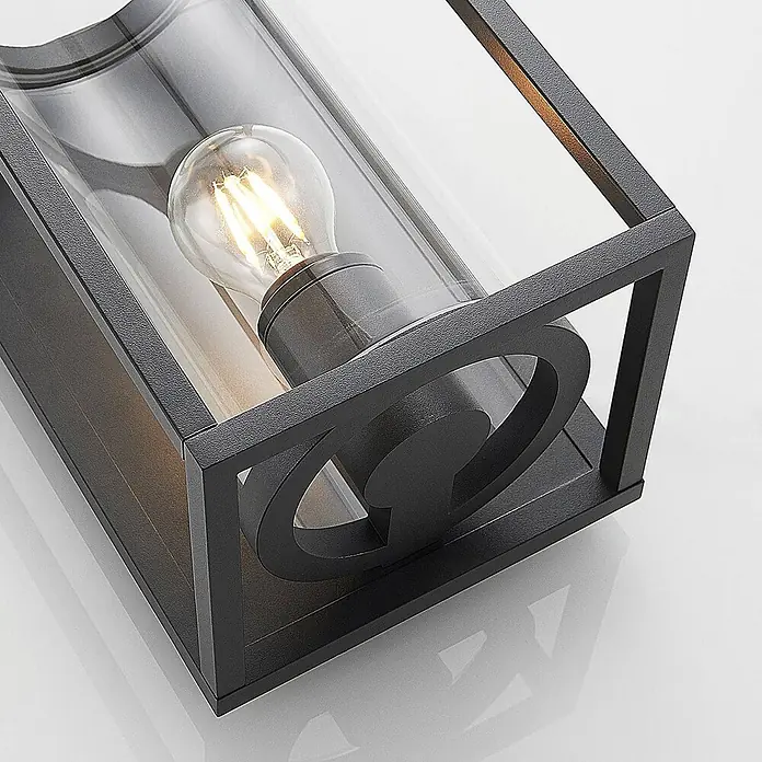 Lucande Außenwandleuchte Brienne - alu / grau / zink, IP54 - Schwarze, rechteckige Außenwandleuchte mit texturiertem Metallrahmen, Zierausschnitt und klarem Glaszylinder mit LED-Filamentbirne.