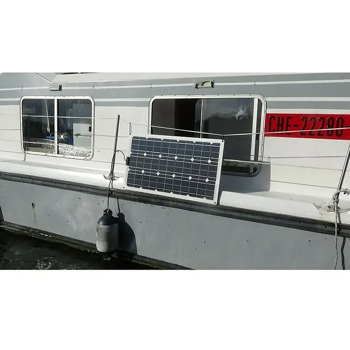 Sunset Solarmodul-Set Laminat - Nennleistung: 70 W, Für Booten, Yachten und Wohnmobilen - Solarpanel auf einem Boot montiert. Die Paneele liefern Strom und tragen zu einer nachhaltigen Energieversorgung bei.