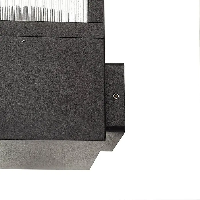 Lucande Außenwandleuchte Klemens - schwarz, schwarz, IP54 - Dunkelgraue, strukturierte Außenwandleuchte mit geripptem, klarem Diffusor, von der Seite gesehen.