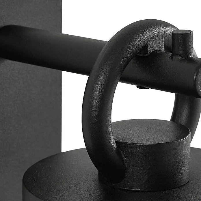 Lindby Außenwandleuchte Yrene - schwarz, schwarz, IP44 - Nahaufnahme eines schwarzen, texturierten Metall-Leuchtenbauteils mit horizontaler Stange und dekorativem Bügel.