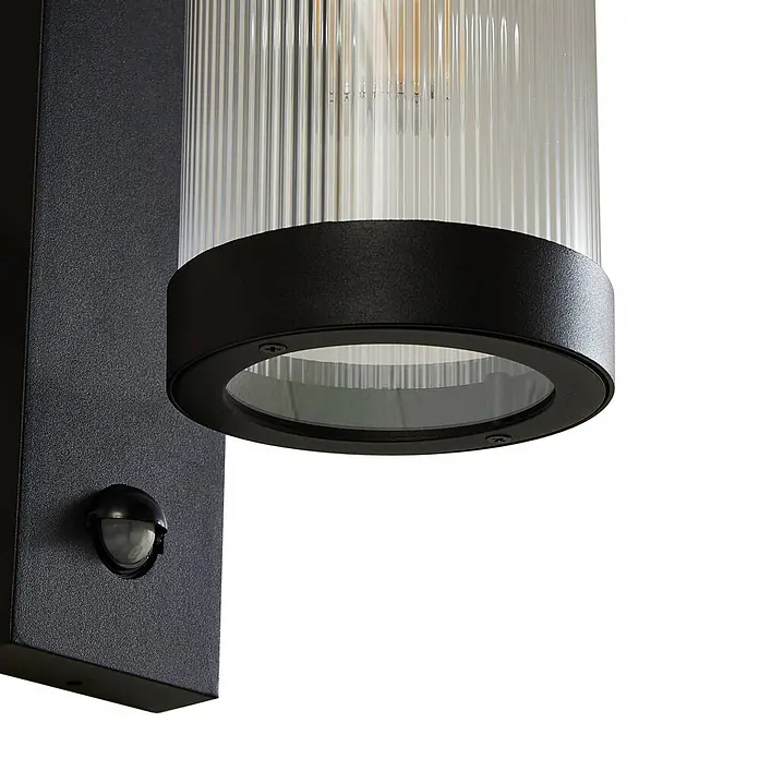 Lindby Außenwandleuchte Yrene - schwarz, schwarz, IP44 - Schwarze Außenwandleuchte mit geriffeltem Glas und integriertem Bewegungsmelder.