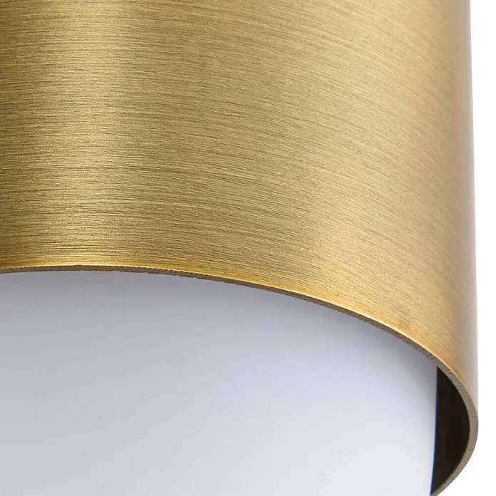 Lindby Außenwandleuchte Pilva - bronze / altmessing, weiß / opal, IP44 - Gekrümmtes Leuchtenteil aus gebürstetem Messing mit weißer Innenseite.