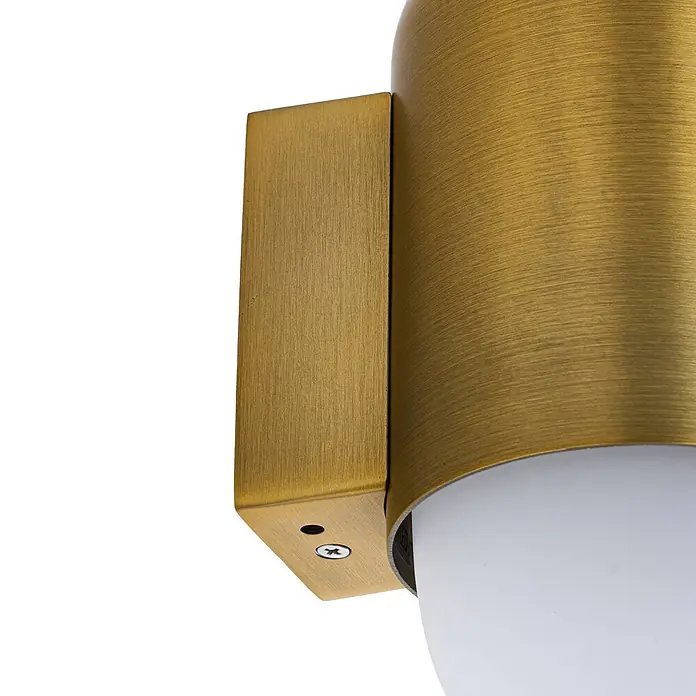 Lindby Außenwandleuchte Pilva - bronze / altmessing, weiß / opal, IP44 - Zylindrische Wandleuchte aus gebürstetem Messing mit weißem Diffusor. Befestigungsschrauben sichtbar.
