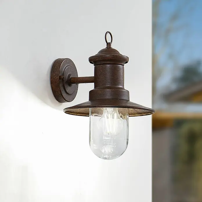 Lindby Außenwandleuchte Eloretta - braun / rost, braun / rost, IP44 - Wandmontierte Außenleuchte in gealterter Bronze mit klarem Glasschirm und sichtbarer LED-Glühbirne.