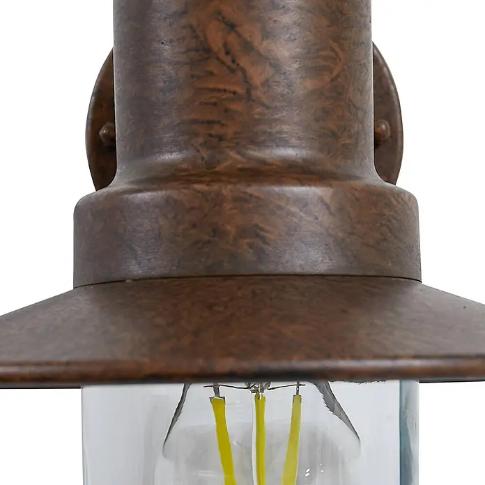 Lindby Außenwandleuchte Eloretta - braun / rost, braun / rost, IP44 - Rustikale bronzene Außenleuchte mit texturierter Oberfläche und klarem Glasgehäuse, das eine LED-Glühbirne zeigt.