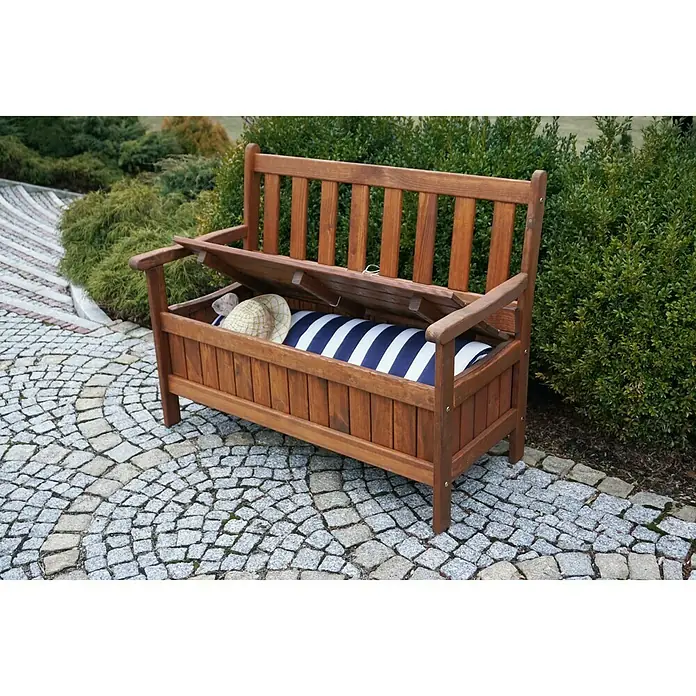 Dobar Gartenbank - B x T x H: 115 x 58 x 89 cm, Kiefer, Braun - Eine hölzerne Gartenbank mit Stauraum, die teilweise geöffnet ist und ein blau-weiß gestreiftes Kissen und einen Hut zeigt.