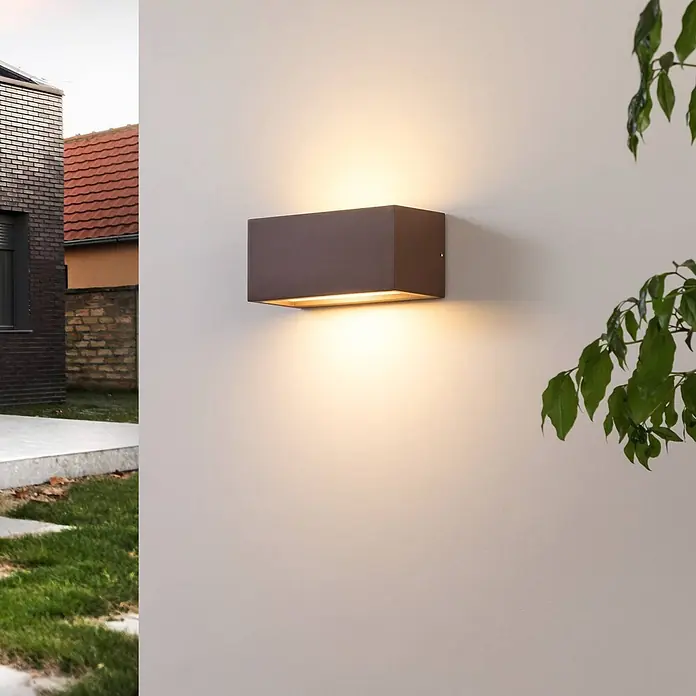 Lucande Außenwandleuchte Bente - braun / rost, braun / rost, IP54 - Rechteckige dunkelgraue Außenwandleuchte beleuchtet eine Fassade nach oben und unten.