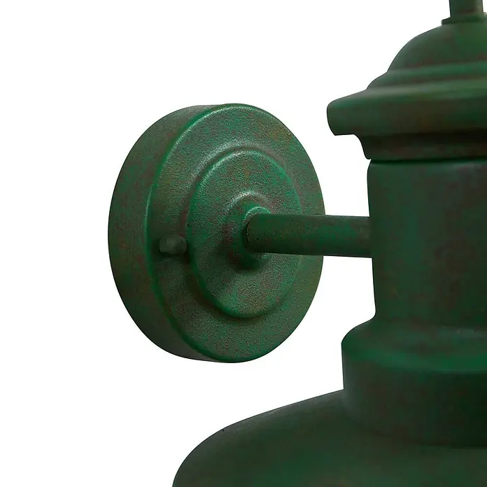 Lindby Wandlampe außen Laterne rustikal grün, Wandleuchte aussen IP44 -  - Nahaufnahme einer wandmontierten grünen Metallleuchte mit patinierter Oberfläche.