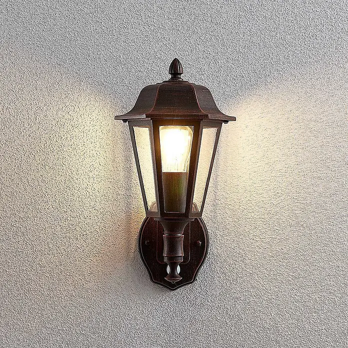 Lindby Außenwandleuchte Noor - schwarz, schwarz, IP44 - Dunkle Metall-Wandlaterne im Außenbereich mit klarem Glas, leuchtend.