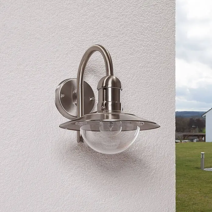 Lindby Außenwandleuchte Damion - alu / grau / zink, IP44 - Gebürstete Edelstahl-Außenwandleuchte mit klarer Glaskugel, an einer Außenwand befestigt.