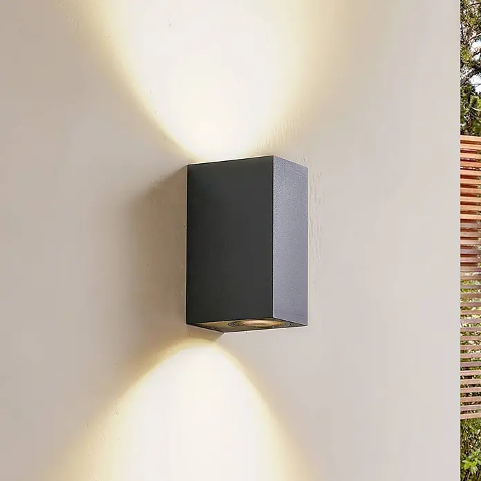 Lindby Außenwandleuchte Fijona - 9 x 6,5 x 15 cm, grün, IP44 - Eine dunkelgraue, rechteckige Auf- und Ab-Außenwandleuchte, die warmes Licht nach oben und unten wirft.